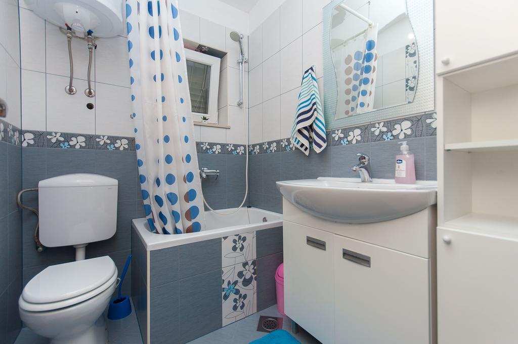 Apartment Lelas Оміш Екстер'єр фото