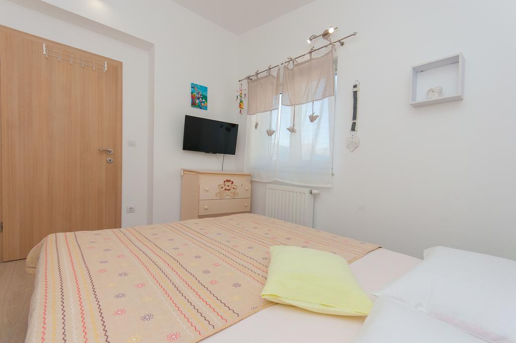 Apartment Lelas Оміш Екстер'єр фото