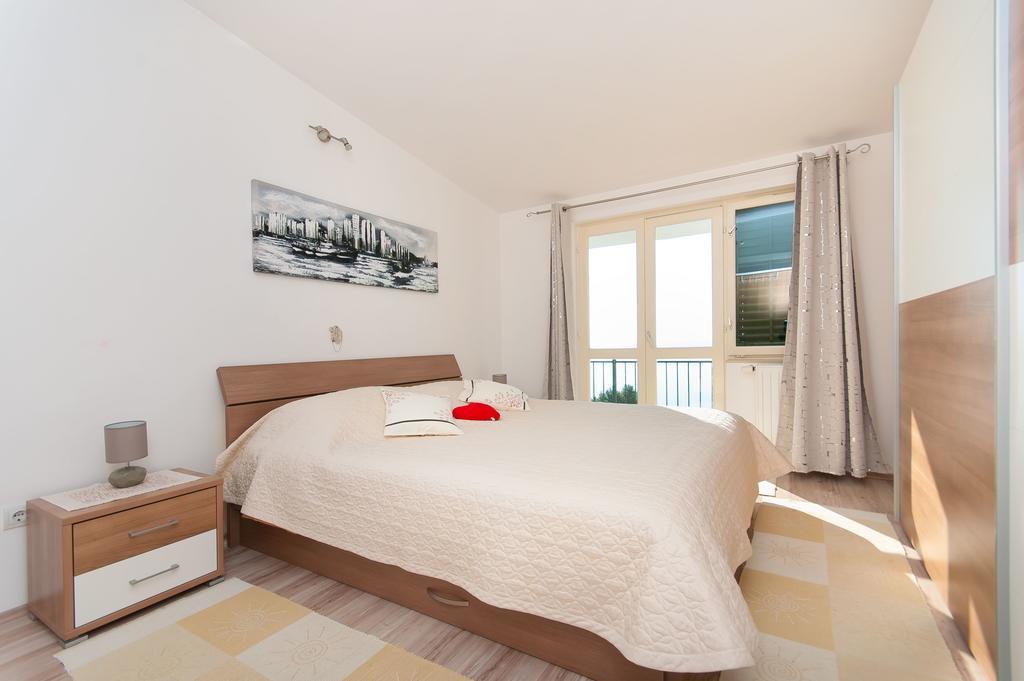 Apartment Lelas Оміш Екстер'єр фото