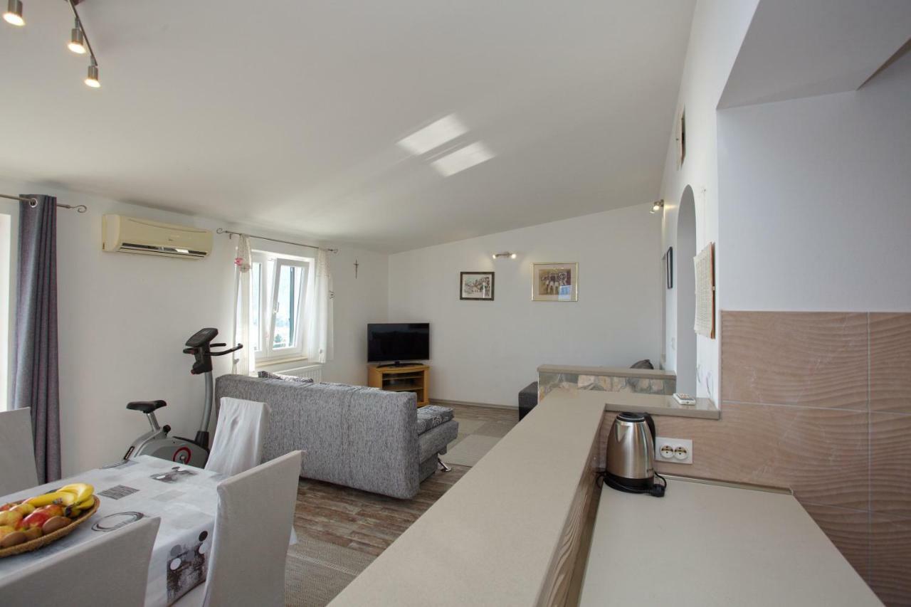 Apartment Lelas Оміш Екстер'єр фото
